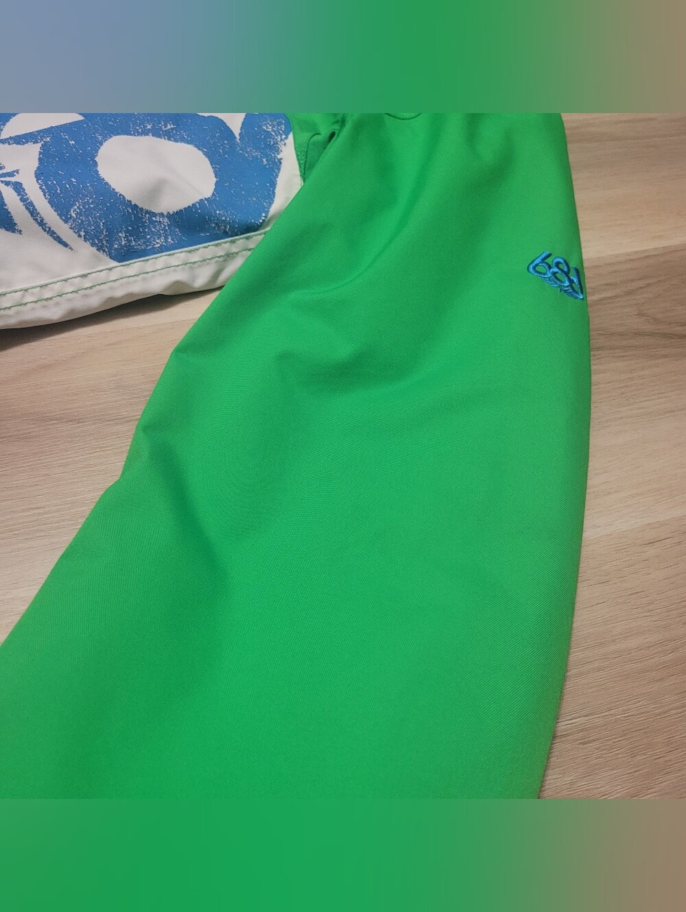 686 Waterproof Snowboarding Jacket - Picture 4 of 12